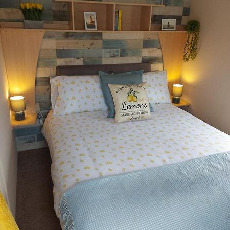 Betty'S Place Hotel Уитли Бей Екстериор снимка