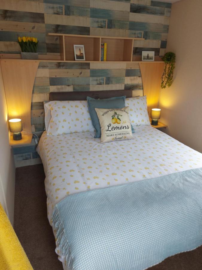 Betty'S Place Hotel Уитли Бей Екстериор снимка