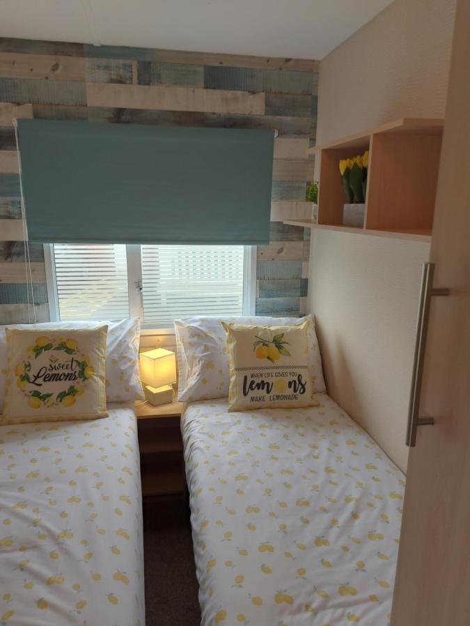 Betty'S Place Hotel Уитли Бей Екстериор снимка