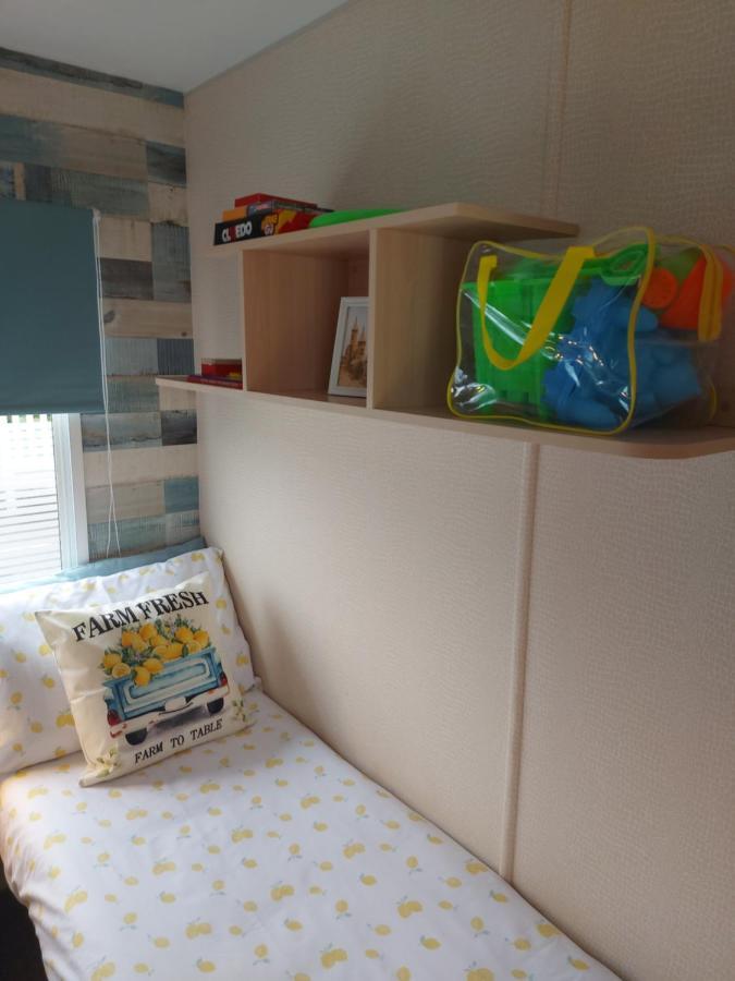 Betty'S Place Hotel Уитли Бей Екстериор снимка