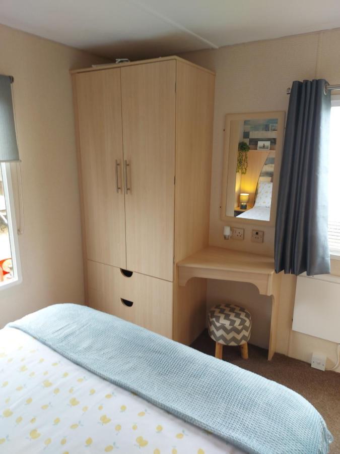 Betty'S Place Hotel Уитли Бей Екстериор снимка
