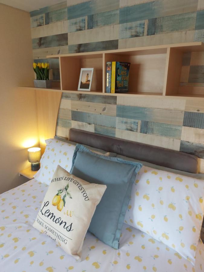 Betty'S Place Hotel Уитли Бей Екстериор снимка